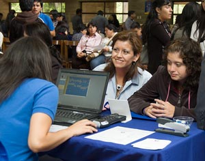 Cientos de estudiantes se matricularon en segundo día del proceso en la UC Temuco