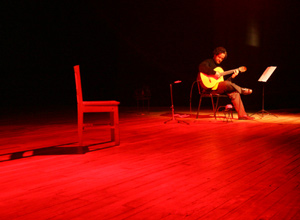 Con una cuidada escenografía, el guitarrista Carlos Lloró brindó un emotivo espectáculo