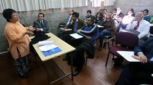 Alumnos y académicos participaron de charla sobre estudios y becas en el extranjero