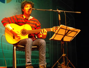 Chinoy emocionó con su intensa interpretación en el Aula Magna