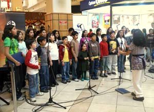 Niños deleitaron a temuquenses con cantos navideños gracias a nuestra Universidad