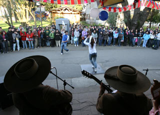 Estudiantes recibieron septiembre en concurrido esquinazo