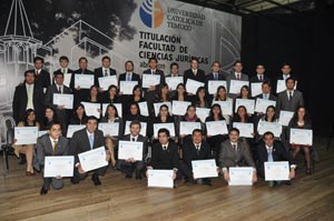 67 estudiantes de Derecho recibieron sus licenciaturas