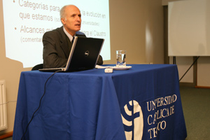 Profesor Cristián Cox realizó última conferencia preparatoria para Segunda Jornada del Claustro