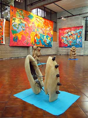 Exposición Ayong Mapu presente en hall del Aula Magna
