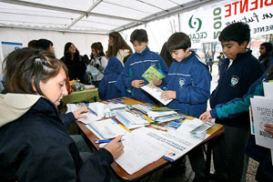 Estudiantes celebran Día del Medioambiente informando a la comunidad