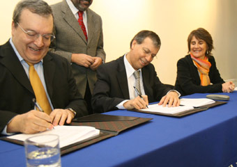 La UC Temuco e Intel firman convenio de cooperación para apoyar a la educación regional