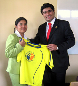 Selección de Fútbol Femenino de funcionarias recibió implementación deportiva