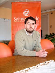 Representante de SalmonChile, egresado de la UC Temuco