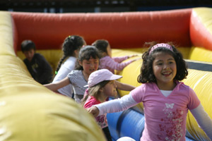 Funcionarios y sus familias disfrutaron de una entretenida tarde recreativa celebrando la Navidad