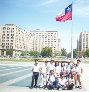 Estudiantes de la carrera de Pedagogía en Historia, Geografía y Ciencias Sociales  visitan centros históricos y culturales de la ciudad de Santiago