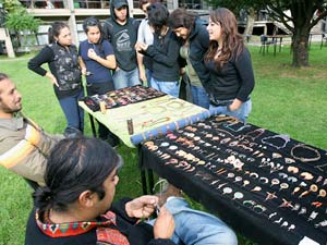 Estudiantes participan de Primera Feria del Trueque