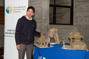 Niños Mapuche de Padre Las Casas expusieron maquetas de rukas en Hall de Aula Magna