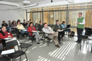 Profesionales de la medicina veterinaria participaron en conferencia dictada en Campus Norte