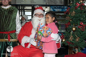 Funcionarios de la UC Temuco celebraron la navidad con niños del Sename
