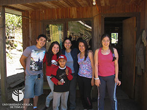 Estudiantes realizan una ardua labor en Trabajos de Verano UC Temuco 2013 en Quilacahuín