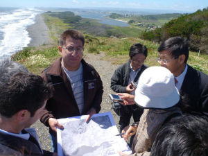 Científicos japoneses y equipo del Laboratorio de Planificación Territorial de la UC Temuco trabajan juntos en terreno